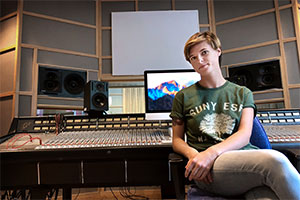 Casey Riorden från USA vill hitta sin musikaliska identitet på låtskrivarlägret i Örebro.